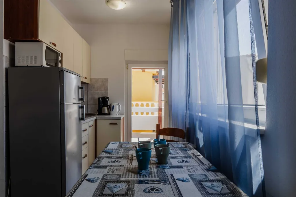 Apartment in Vir for 4 Guests with Balcony
