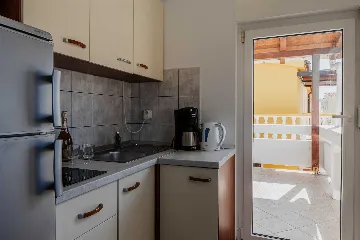 Apartment in Vir for 4 Guests with Balcony