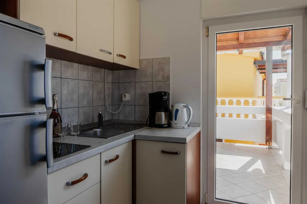 Apartment in Vir for 4 Guests with Balcony