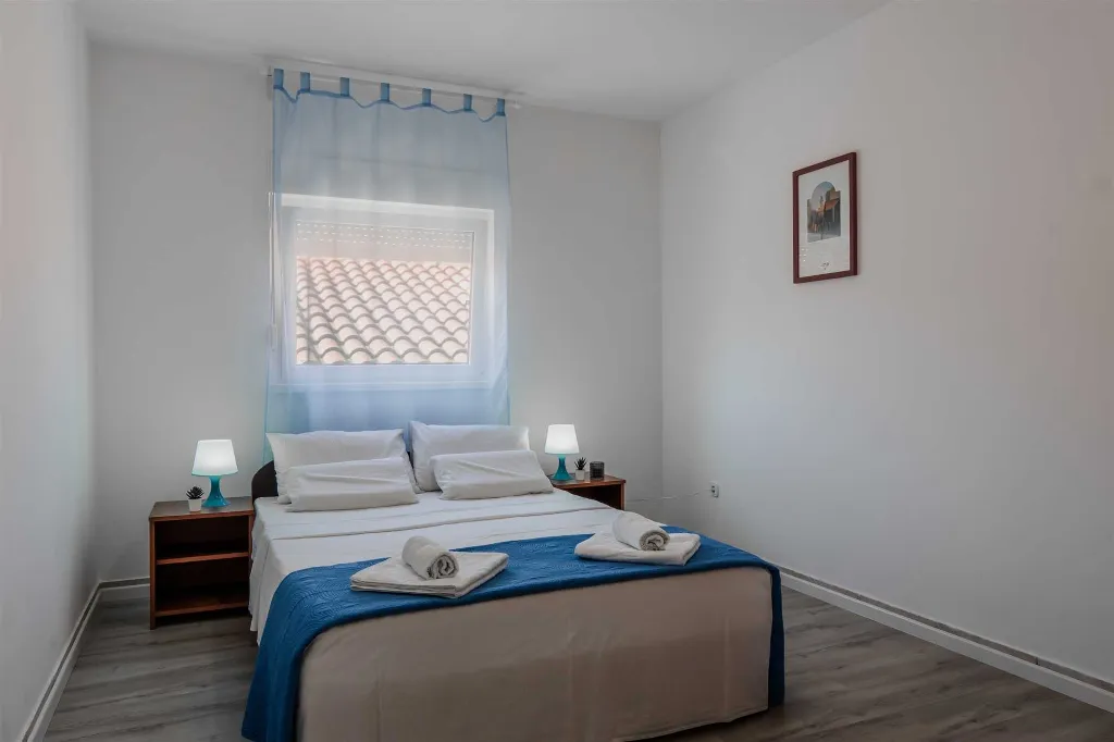 Apartment in Vir for 4 Guests with Balcony