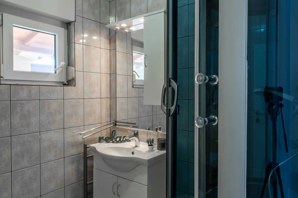 Apartment in Vir for 4 Guests with Balcony