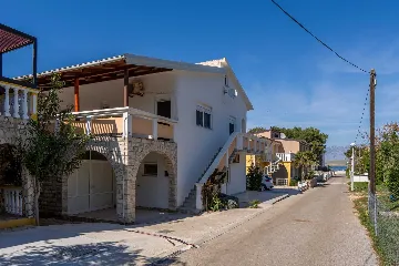 Apartment in Vir for 4 Guests with Balcony