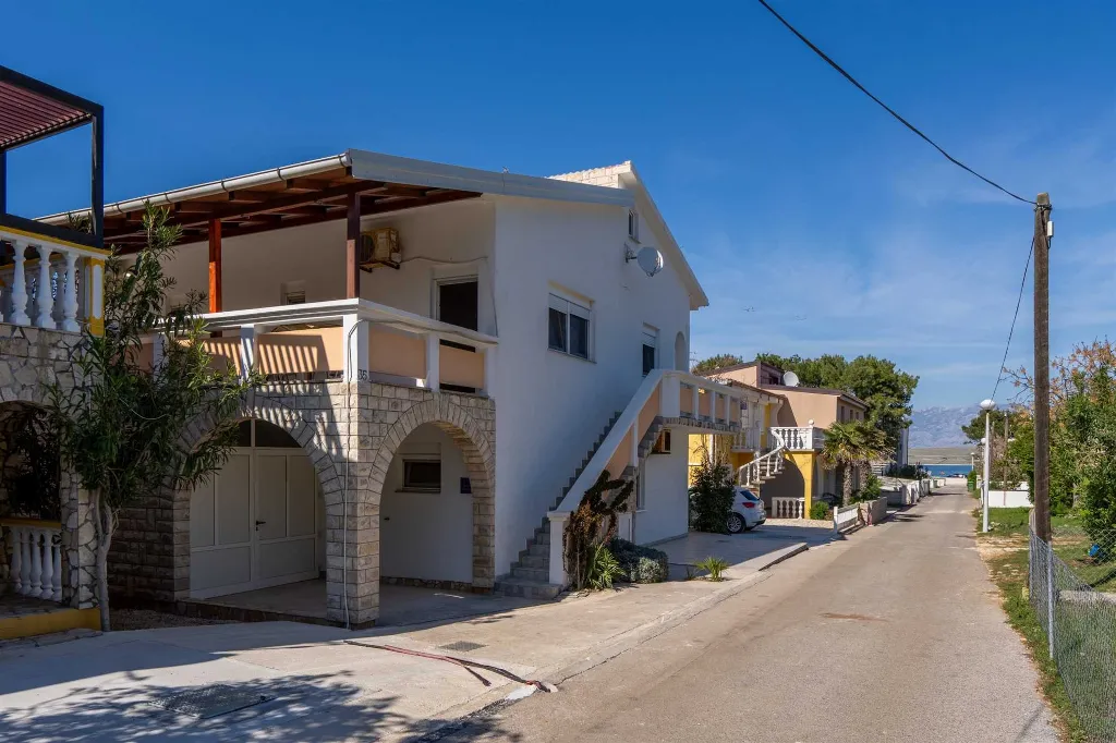Apartment in Vir for 4 Guests with Balcony