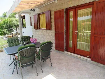 Air-conditioned Studio Apartment in Vrboska for 2