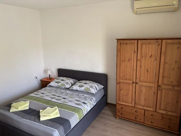 Air-conditioned Studio Apartment in Vrboska for 2