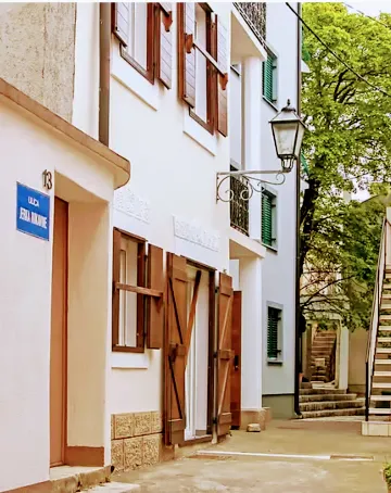 Mountain-View 1-Bedroom Apartment in Karlobag