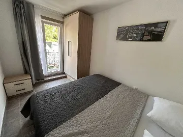 Mountain-View 1-Bedroom Apartment in Karlobag