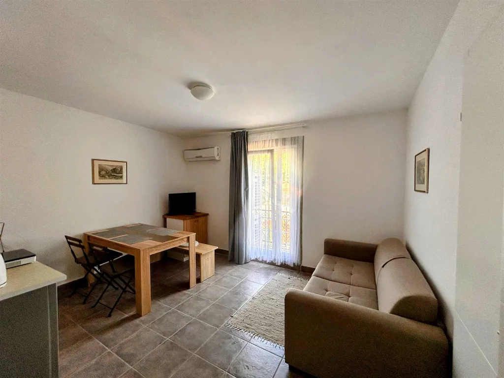 Mountain-View 1-Bedroom Apartment in Karlobag