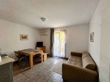 Mountain-View 1-Bedroom Apartment in Karlobag