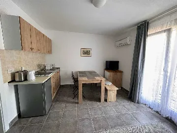 Mountain-View 1-Bedroom Apartment in Karlobag