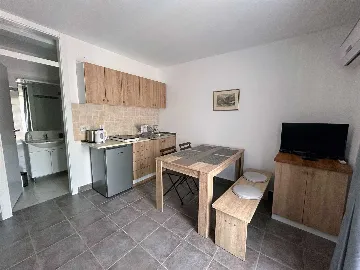 Mountain-View 1-Bedroom Apartment in Karlobag