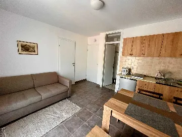 Mountain-View 1-Bedroom Apartment in Karlobag