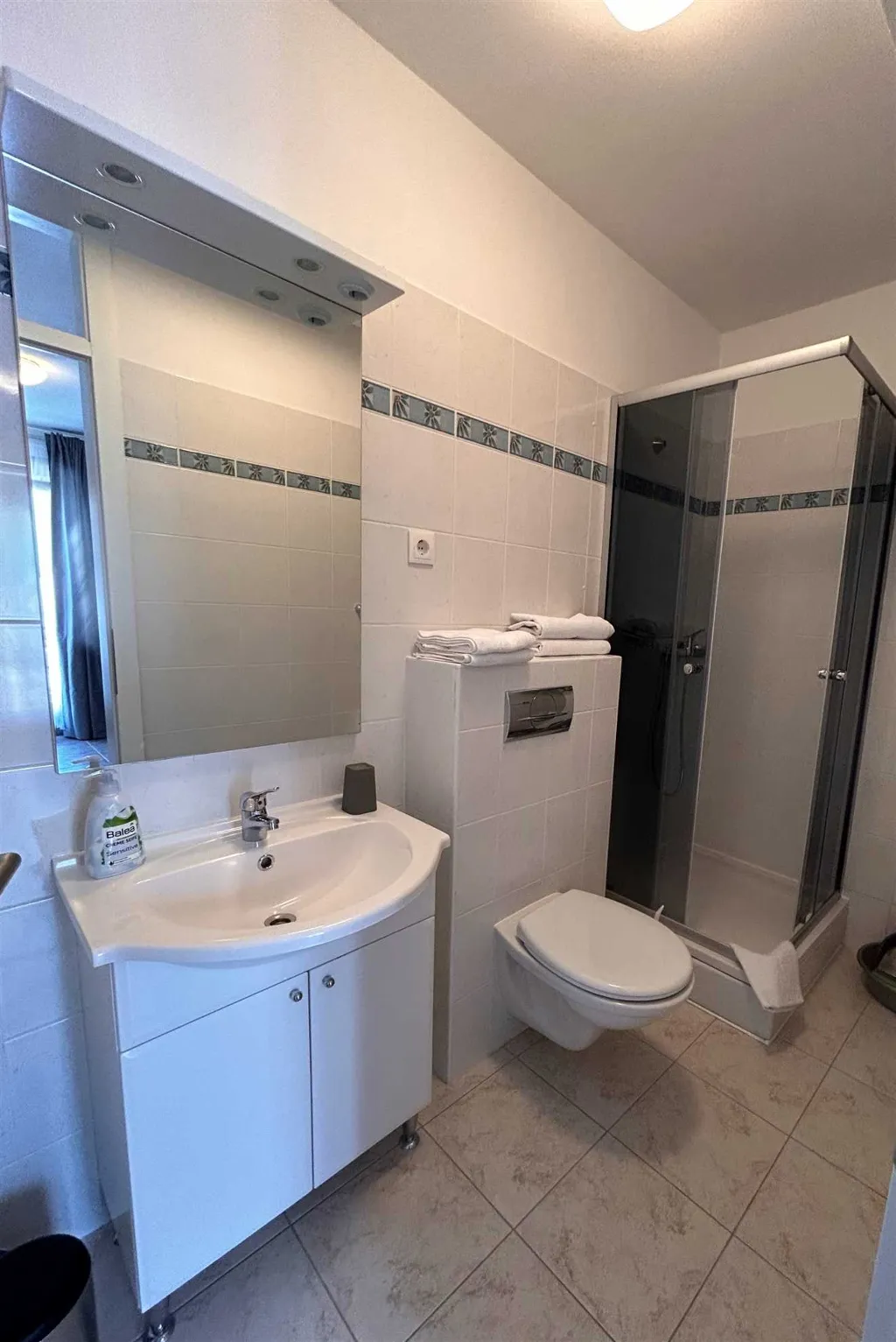 Mountain-View 1-Bedroom Apartment in Karlobag