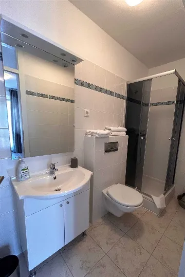 Mountain-View 1-Bedroom Apartment in Karlobag