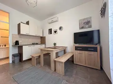 Self Check-in 2-Room Apartment in Karlobag (4 Guests)