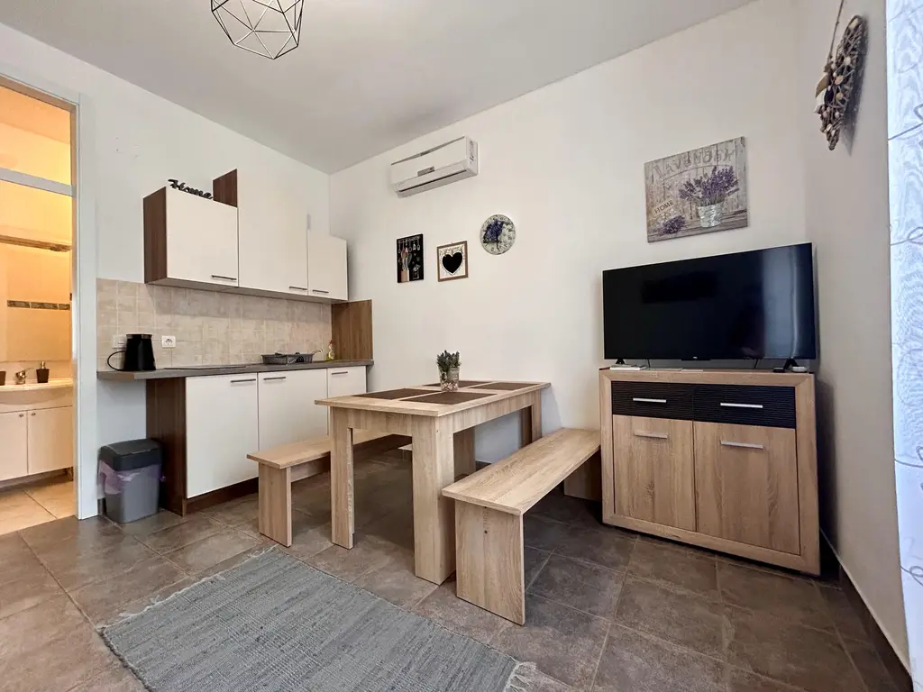 Self Check-in 2-Room Apartment in Karlobag (4 Guests)