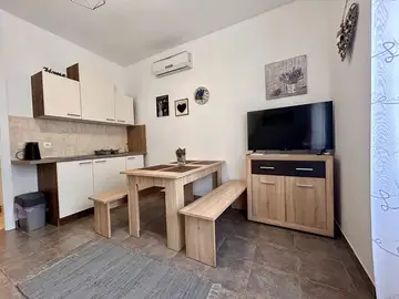 Self Check-in 2-Room Apartment in Karlobag (4 Guests)