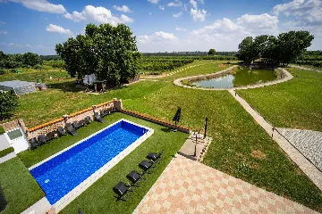 Čeminac Villa for Up to 12 Guests with Pool & Jacuzzi