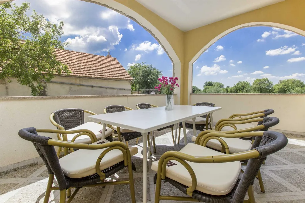 Villa with Pool in Brištane
