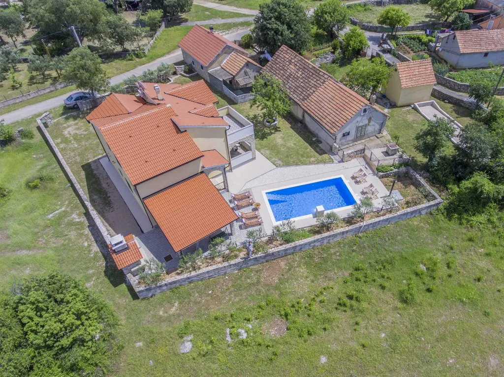 Villa with Pool in Brištane