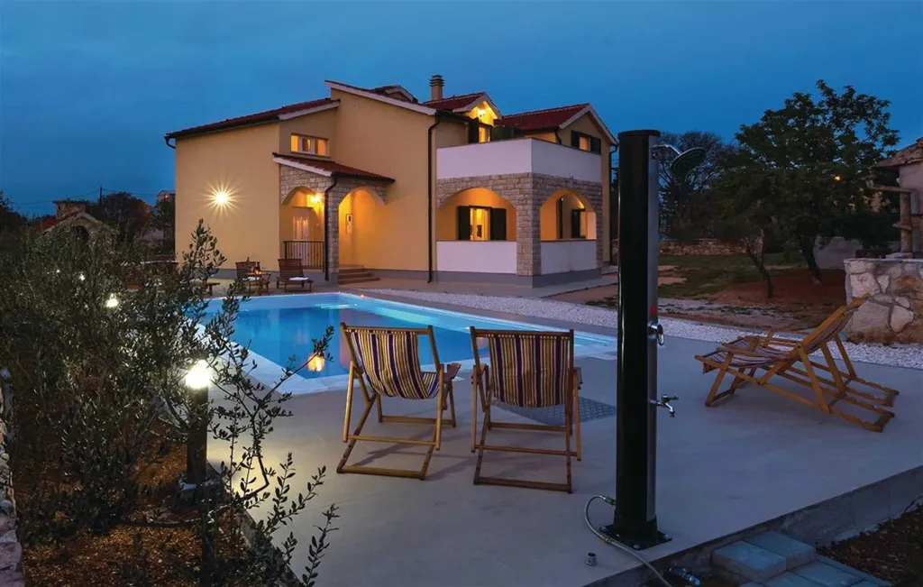 Villa with Pool in Brištane