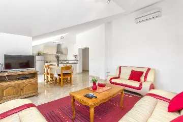 Villa with Pool in Brištane