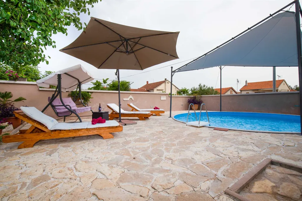 Three-Bedroom Apartment with Pool in Pakoštane