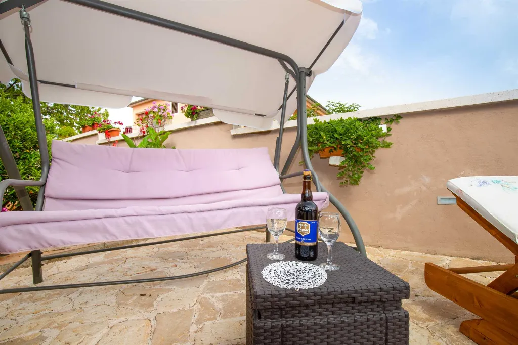 Three-Bedroom Apartment with Pool in Pakoštane
