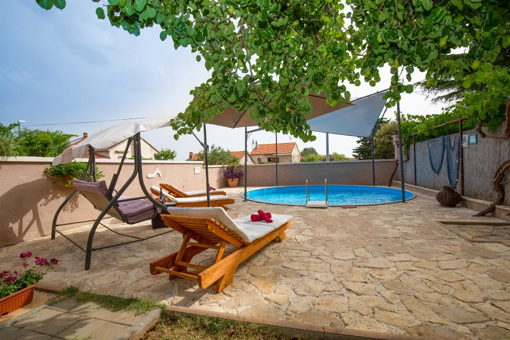 Three-Bedroom Apartment with Pool in Pakoštane