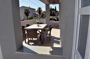 Three-Bedroom Apartment with Pool in Pakoštane