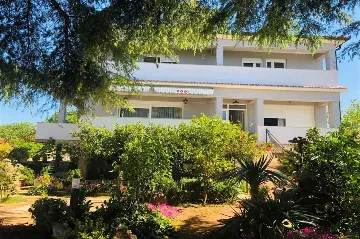 Three-Bedroom Apartment with Pool in Pakoštane