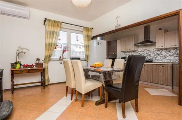 Three-Bedroom Apartment with Pool in Pakoštane