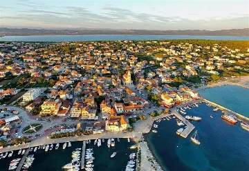 Three-Bedroom Apartment with Pool in Pakoštane