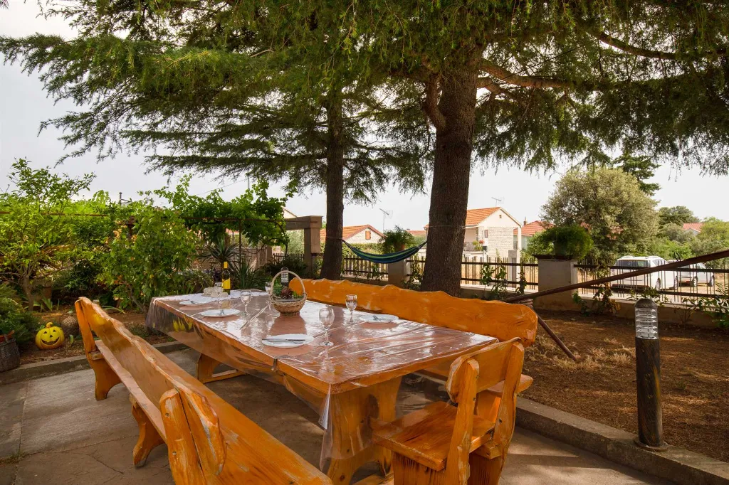Three-Bedroom Apartment with Pool in Pakoštane