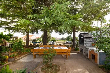 Three-Bedroom Apartment with Pool in Pakoštane