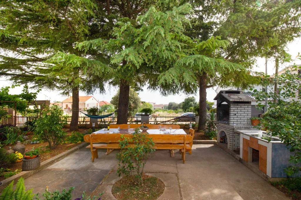 Three-Bedroom Apartment with Pool in Pakoštane