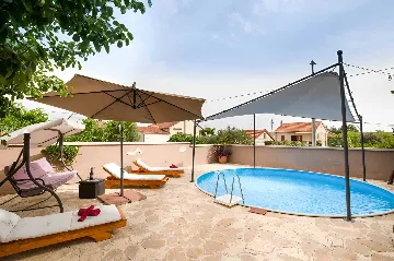 Three-Bedroom Apartment with Pool in Pakoštane