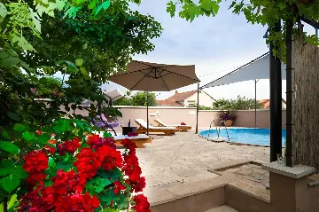 Three-Bedroom Apartment with Pool in Pakoštane