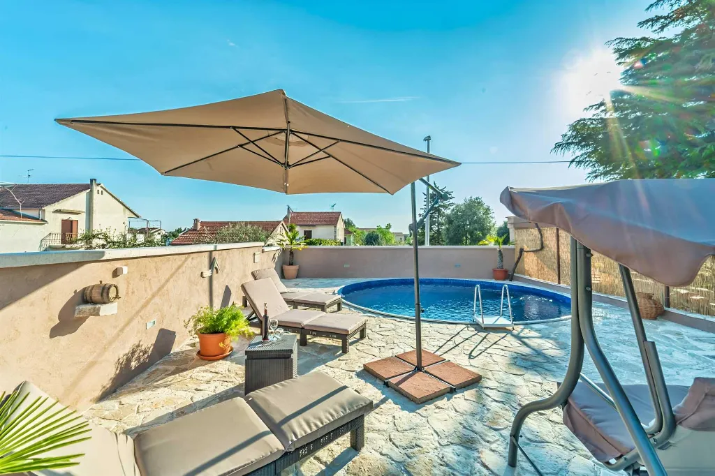 Three-Bedroom Apartment with Pool in Pakoštane