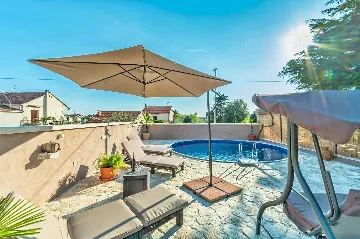 Three-Bedroom Apartment with Pool in Pakoštane