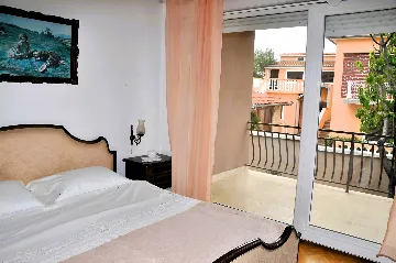 Three-Bedroom Apartment with Pool in Pakoštane
