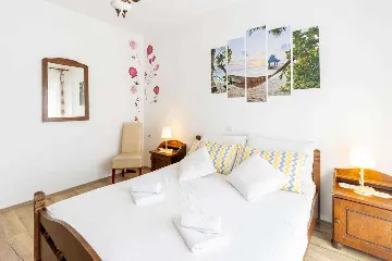 Three-Bedroom Apartment with Pool in Pakoštane