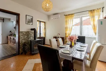 Three-Bedroom Apartment with Pool in Pakoštane