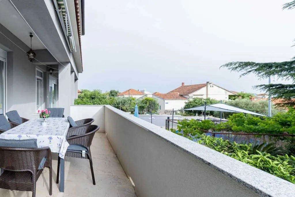 Three-Bedroom Apartment with Pool in Pakoštane