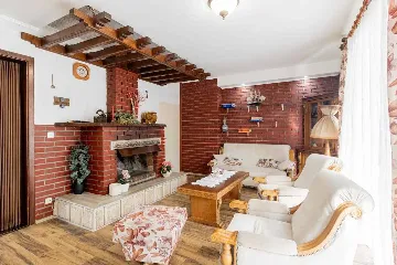 Three-Bedroom Apartment with Pool in Pakoštane