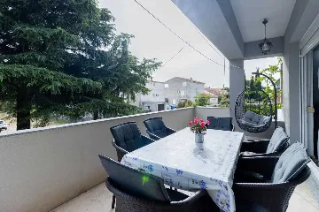 Three-Bedroom Apartment with Pool in Pakoštane