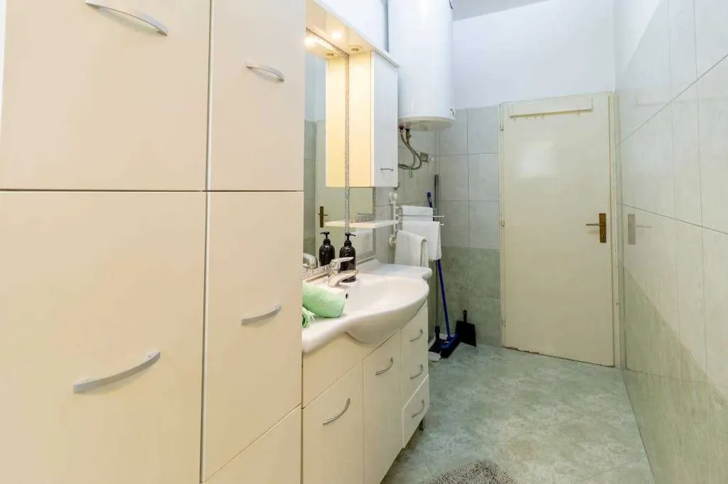 Three-Bedroom Apartment with Pool in Pakoštane