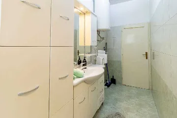 Three-Bedroom Apartment with Pool in Pakoštane