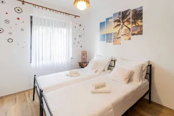 Three-Bedroom Apartment with Pool in Pakoštane