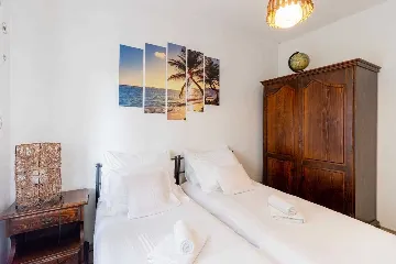 Three-Bedroom Apartment with Pool in Pakoštane